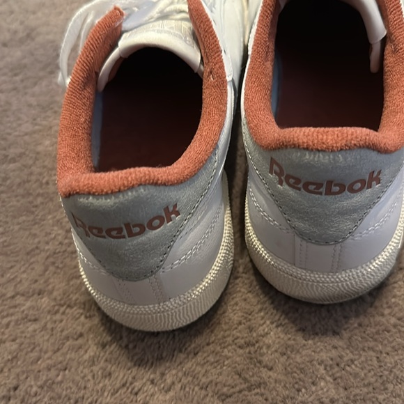 Woman’s Reebok Tennis Shoes Barely Warn-The Athelet’s Shoe! - Picture 3 of 10